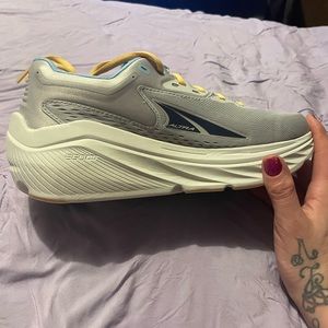Women’s 8 Altra VIA Olympus
